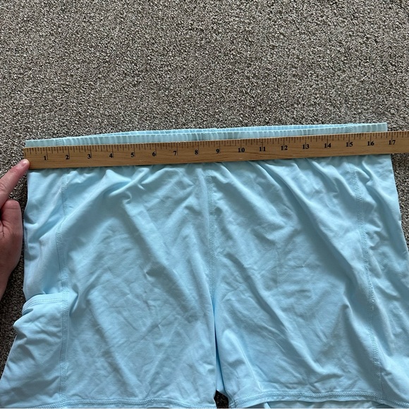 Lilly Pulitzer Luxletic Women’s Shorts XL Light Blue Activewear Nylon Spandex - Picture 5 of 8